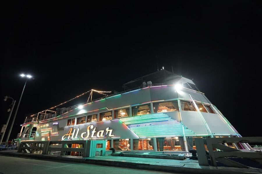 Pattaya: All Star Dinner Cruise, Cabaret Show & Beer Buffet - The buffet: seafood, Indian dishes, and familiar choices