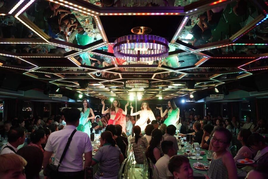 Pattaya: All Star Dinner Cruise, Cabaret Show & Beer Buffet - Crowd management and the 90-minute schedule