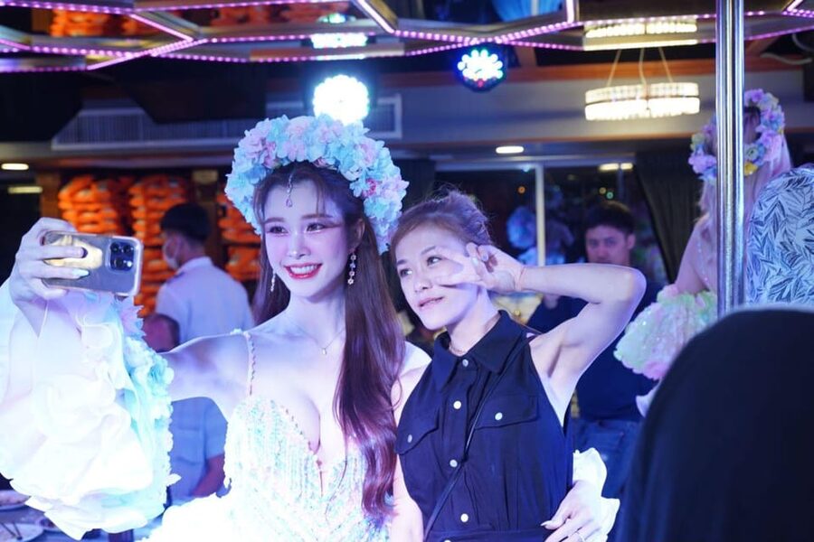Pattaya: All Star Dinner Cruise, Cabaret Show & Beer Buffet - Welcome dance and the first look at the boat