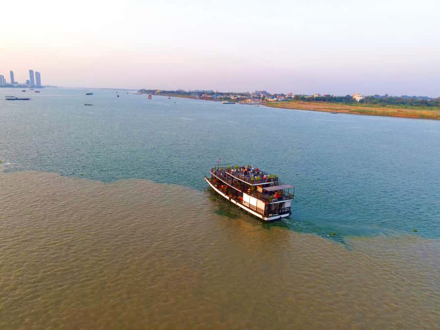 Phnom Penh: Sunset Cruise with Unlimited Beer &Fruit platter - Stilted homes and people who live on the river