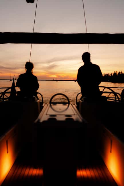 Porto: Douro River Boat Tour with Wine Tasting - Sailing toward Foz do Douro