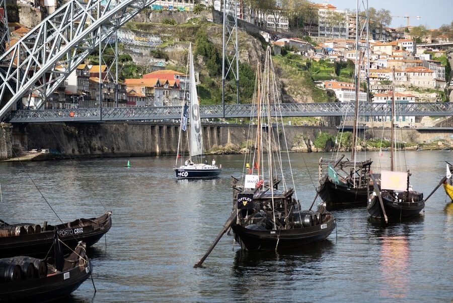 Porto: Douro River Boat Tour with Wine Tasting - Wine, chocolate, and the right pace for sunset