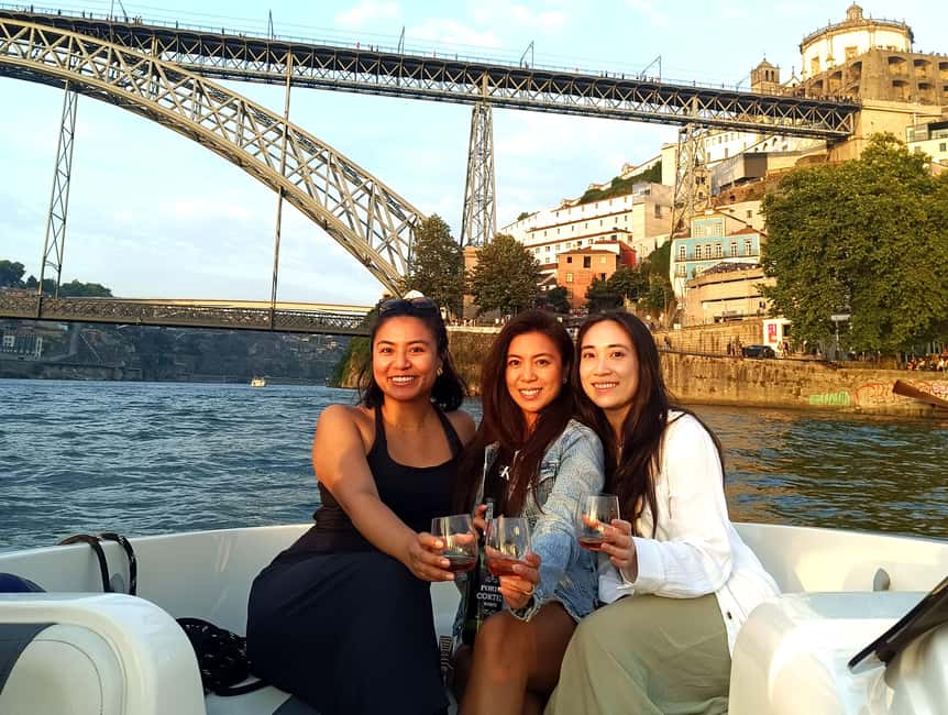 Porto: Douro River Cruise & Boat Tour with Port Wine Tasting - What the guides add to the experience