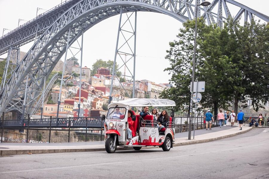 Porto: Tuk tuk Tours with Port Wine Tasting - Crossing toward the Luís I Bridge and Gaia