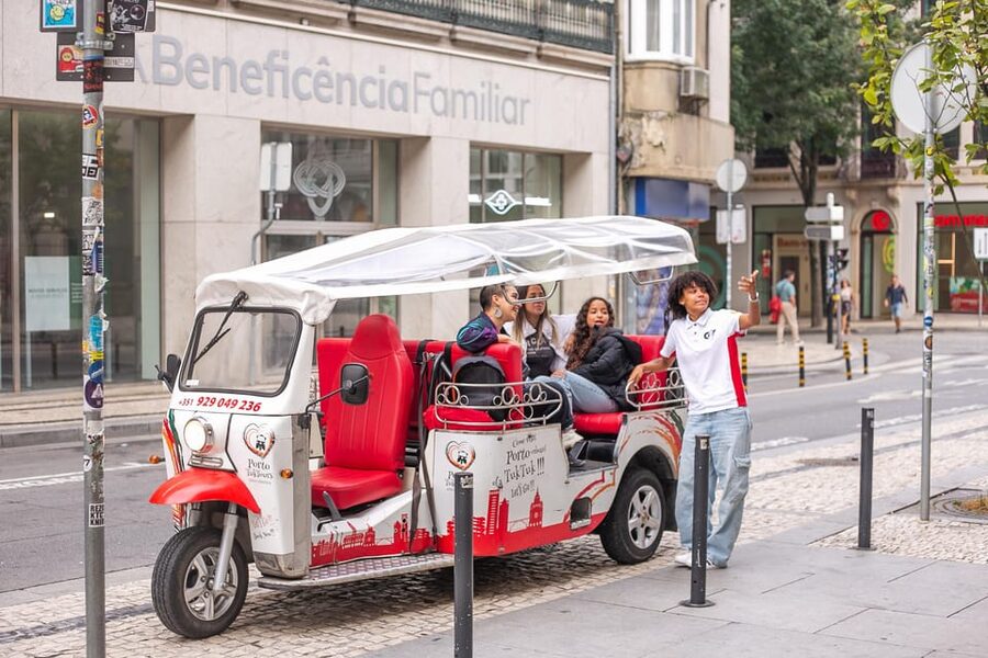 Porto: Tuk tuk Tours with Port Wine Tasting - Who will get the most from this tour