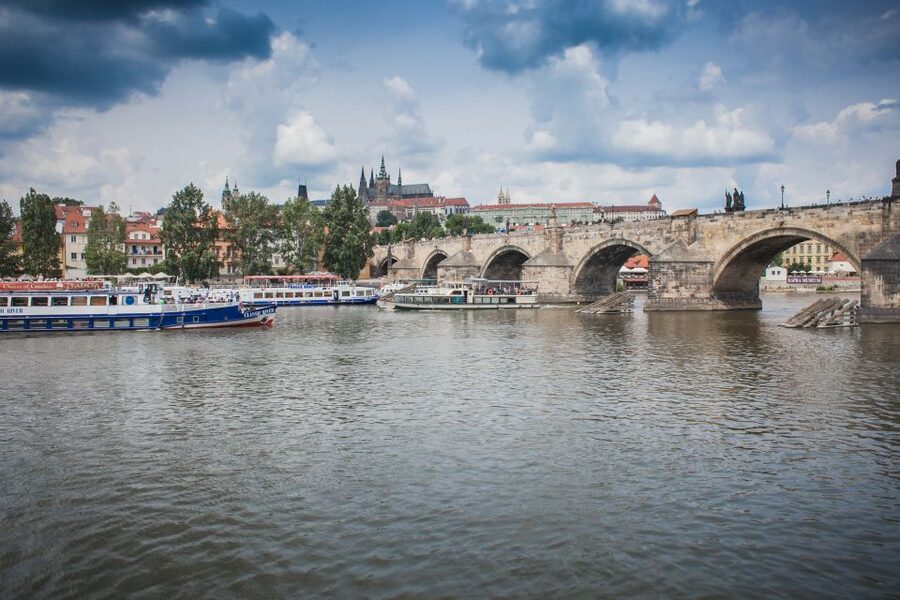 Prague: Afternoon Beer Cruise with Drinks Included - Kampa Island and Prague Castle