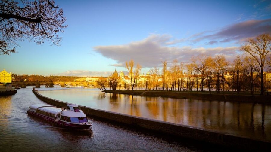 Prague: Evening Vltava River Eco Cruise with Prosecco - Who will enjoy this Vltava cruise
