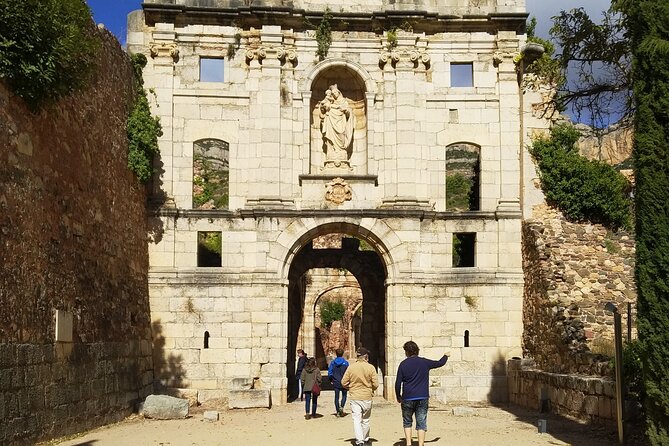 Priorat tour to 3 small wineries and hotel pick-up - What the guide adds beyond the winery visits
