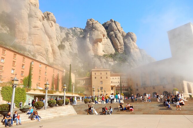 Private Montserrat with Lunch and Wine Tasting from Barcelona - A local Catalan lunch in Monistrol
