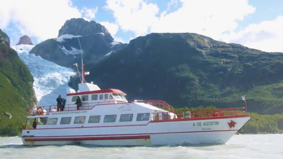 Puero Natales: Glacier Tour with Lunch & Whiskey Aperitif - Walking to Serrano Glacier viewpoint