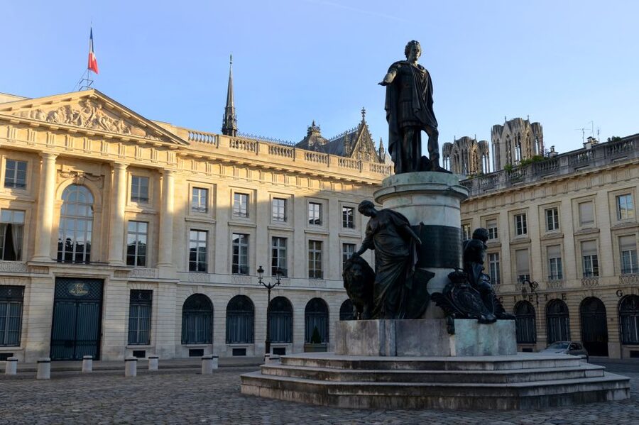 Reims : city-center discovery tour and champagne tasting - Reading Reims Through Its Main Squares