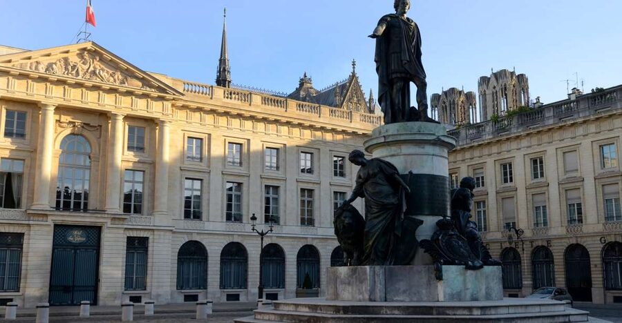 Reims : city-center discovery tour and champagne tasting - Ending at Sacrée Marianne in the Halles du Boulingrin