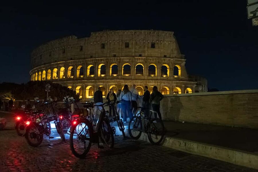 Rome: E-Bike Night Tour with Food and Wine Tasting - Capitoline Hill and the first big panorama