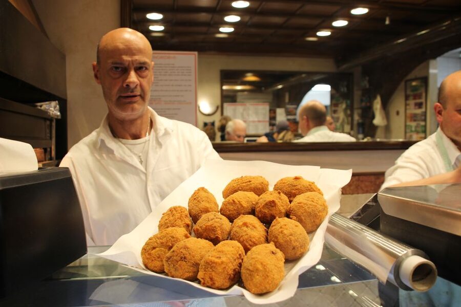 Rome: Food Tour and Wine Tasting in a Traditional Trattoria - Dar Filettaro and Jewish-Roman baccalà