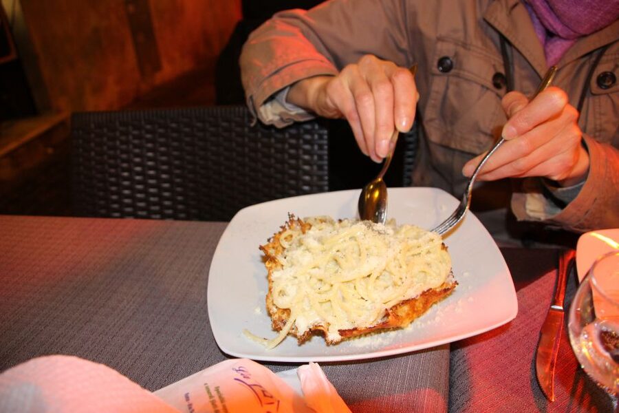 Rome: Food Tour and Wine Tasting in a Traditional Trattoria - Walking through central Rome between tastings