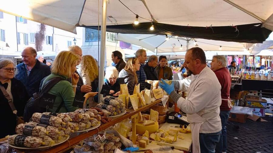 Rome: Guided Food Tasting Tour in Trastevere - Crossing Ponte Sisto toward Trastevere