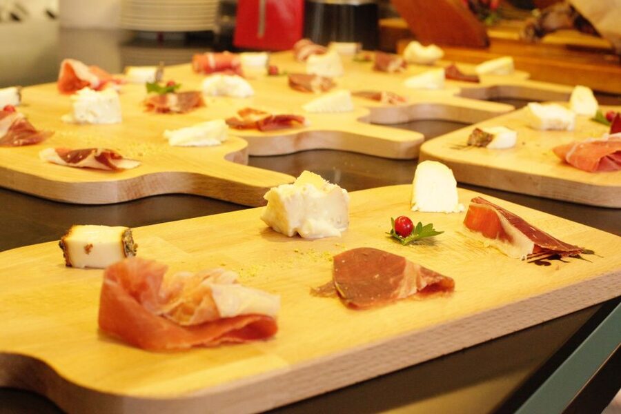 Rome: Trastevere Guided Food and Wine Tour with 20+ Tastings - Timing, walking, and comfort