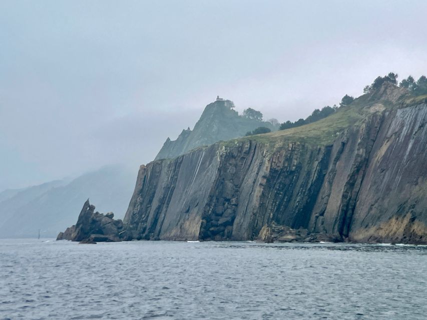 San Sebastian: 2 Bays Evening or Sunset Boat Tour with Cava - Mount Igueldo, the Peine del Viento, and Santa Clara Island