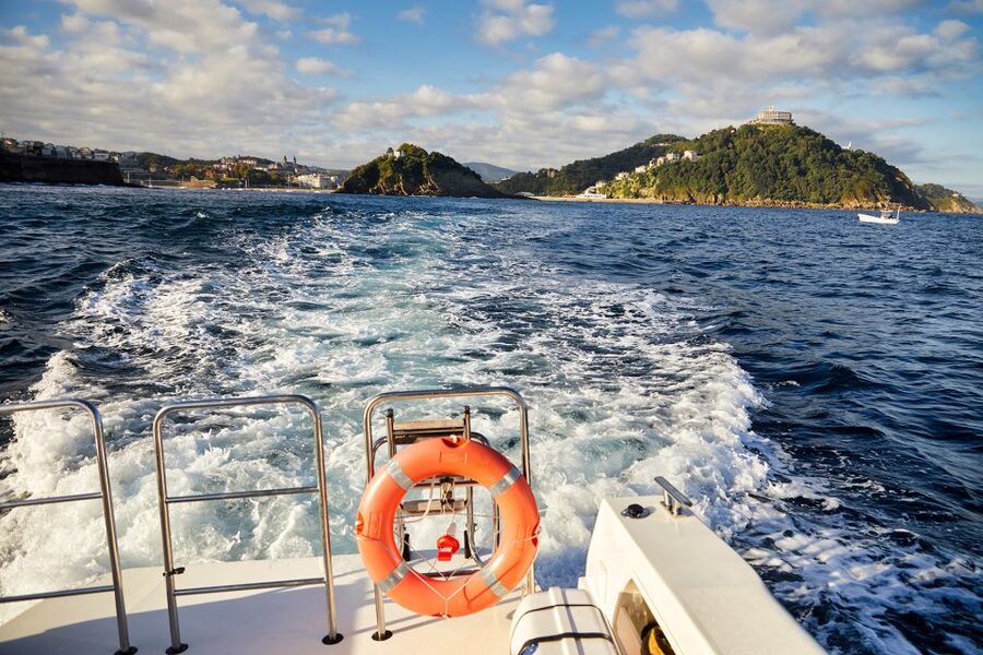 San Sebastian: 2 Bays Evening or Sunset Boat Tour with Cava - What the small boat setup adds