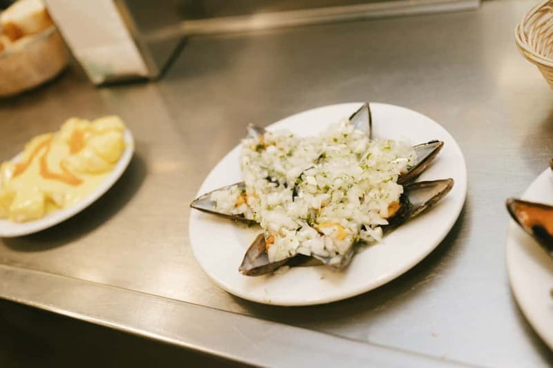 San Sebastian: Pintxos and Wine Tour - Steak, Navarra wine, and the Old Town’s classic side