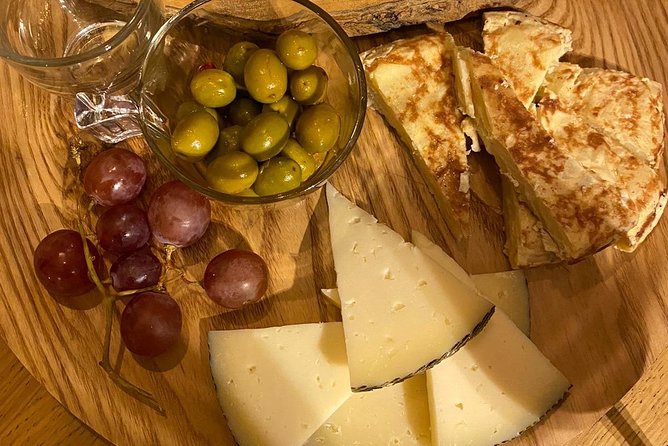 Sangria Cultural Workshop with Tapas - Tapas that turn drinks into dinner