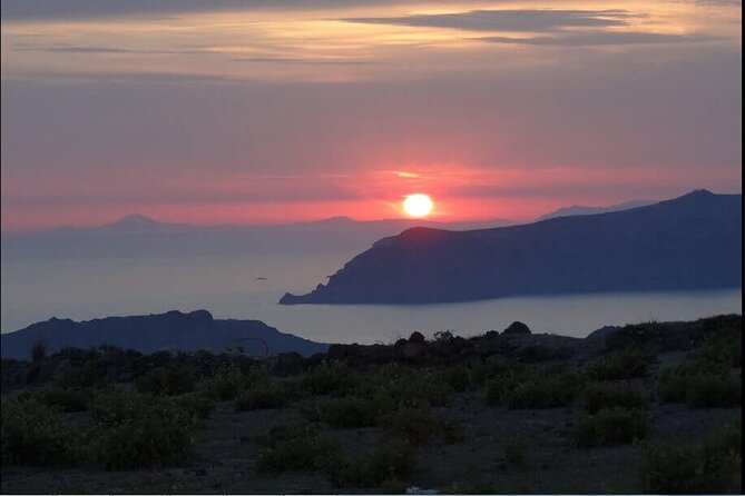 Santorini Sunset Wine Tour with Santo Winery Views - Why the guide matters so much