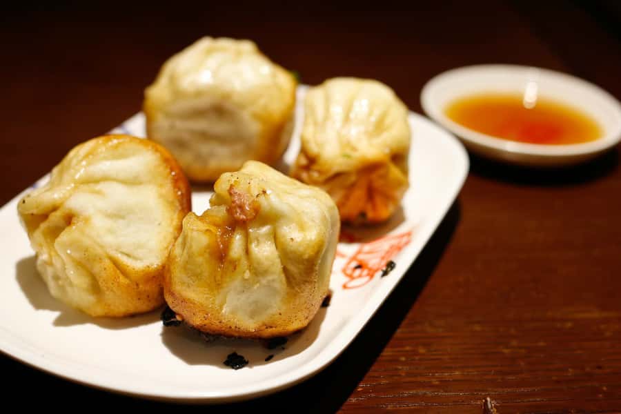 Shanghai: 3-Hour Local Food Tasting Tour - Local restaurants and a broad Shanghai menu