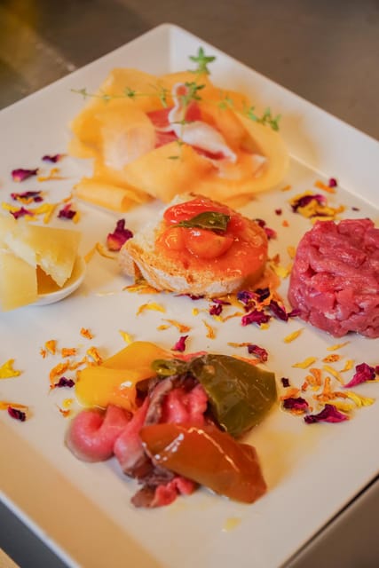Siena: winery tour, wine tasting and lunch - Wine tasting under the mulberry tree
