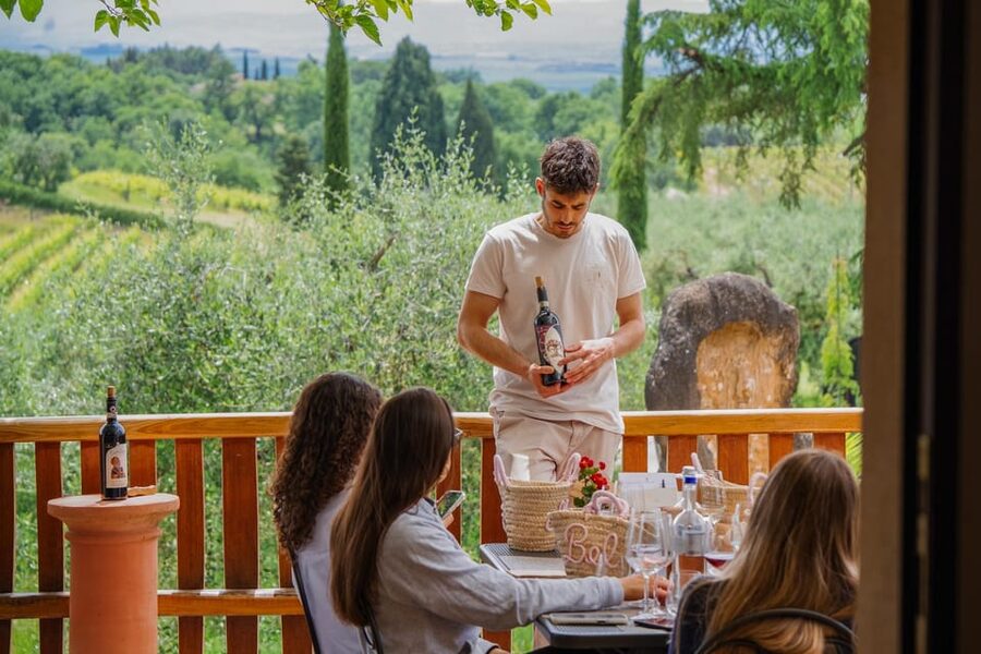 Siena: winery tour, wine tasting and lunch - Walking through the vineyards to San Giorgio a Lapi