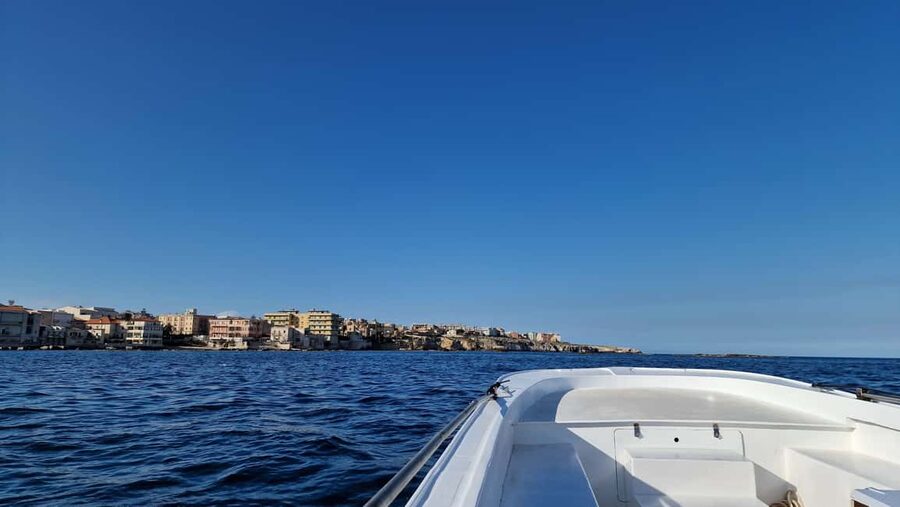 Siracusa: Ortigia & Sea Caves Boat Tour w/ Prosecco & Fruit - Entering the sea caves along the limestone coast