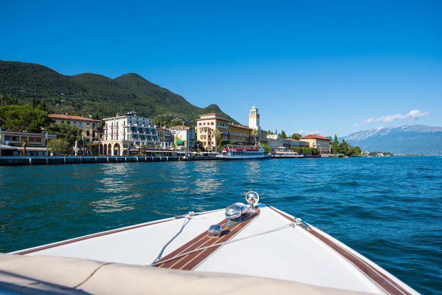 Sirmione: Scenic Afternoon Boat Cruise with Prosecco & Snack - Gardone Riviera and the return along the eastern shore