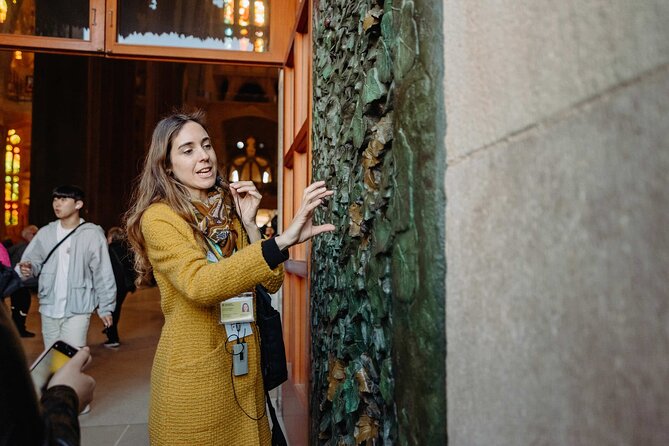 Skip the Line Sagrada Familia Guided Tour & Optional Cava Upgrade - Why Sagrada Família works better with a guide