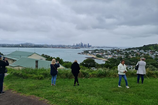 Small-Group Kumeu Wine Country Tour with Wine Tastings & Lunch - What the small group changes