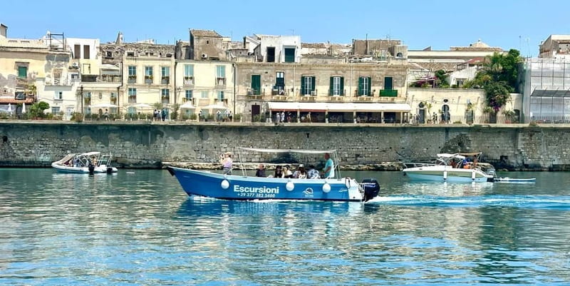 Syracuse: Ortigia Island & Sea Cave Boat Tour with Prosecco - Meeting at Via Malta and getting ready to board