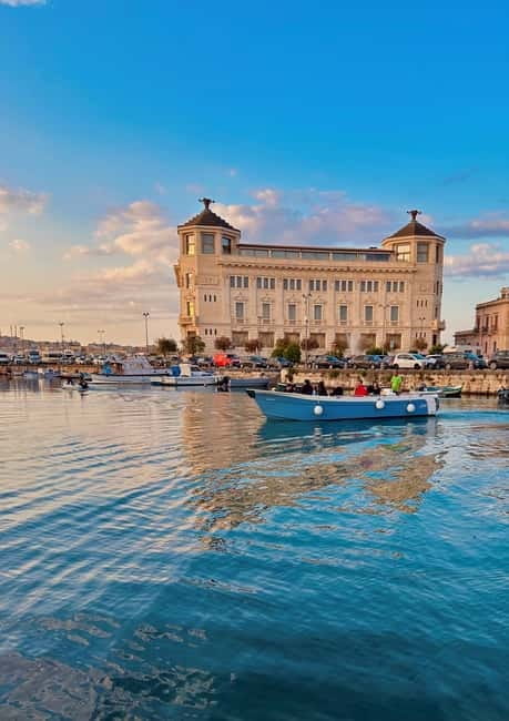 Syracuse: Ortigia Island & Sea Cave Boat Tour with Prosecco - Passing under the low bridge and finishing at Porta Marina