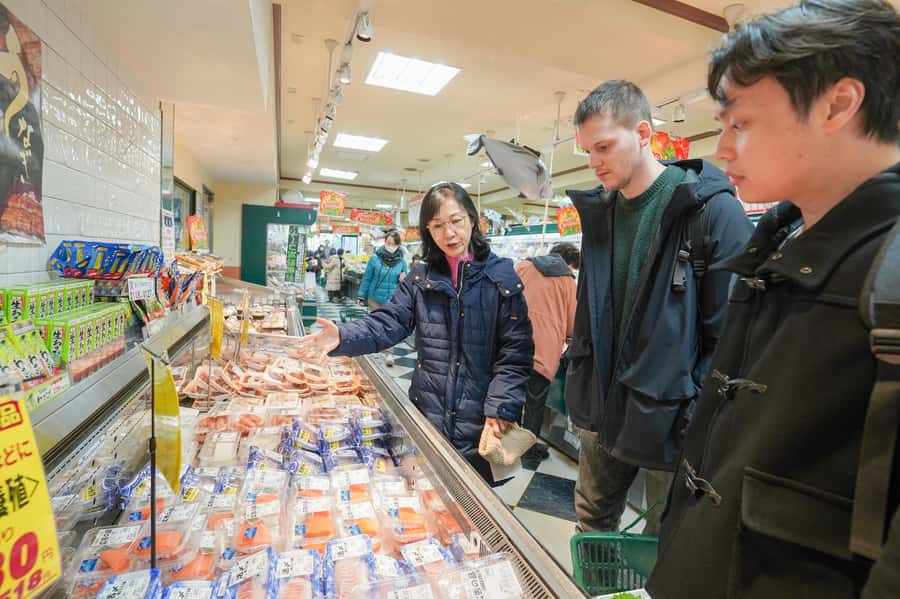 Tokyo: Sushi Cooking Class with Sake Tasting - What the small group changes