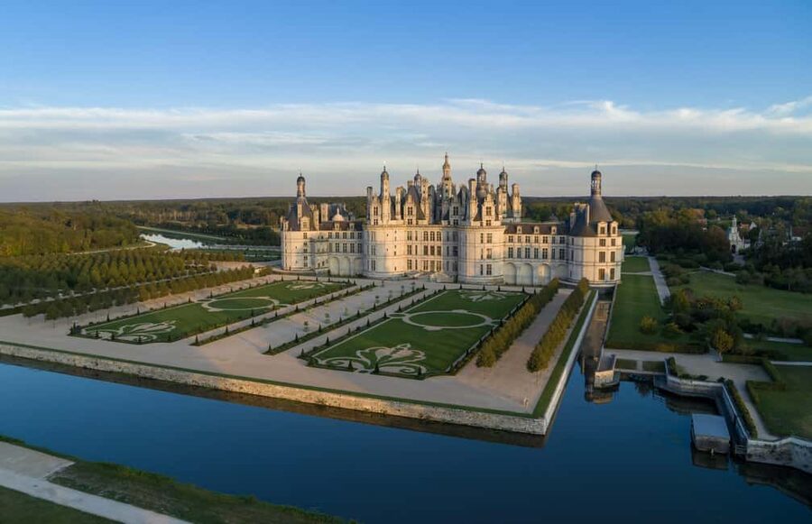 Tours/Amboise: Chambord, Chenonceau Day Trip & Wine Tasting - Chenonceau, the elegant first castle