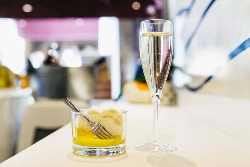 Venice: Food Tasting Tour with Cicchetti Dishes and Wine - The guides make the difference