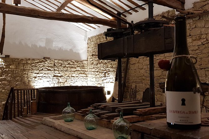 Visit a winery of the 19th century and its draft - A village doorway with a cellar beneath it