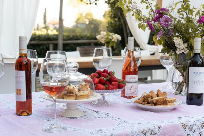 Wine and food tasting in an organic family winery - Finishing with Vin Santo and cantucci